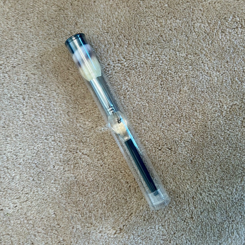 NWT IT Cosmetics HEAVENLY LUXE™ FRENCH BOUTIQUE BLUSH BRUSH #4 - Picture 3 of 3